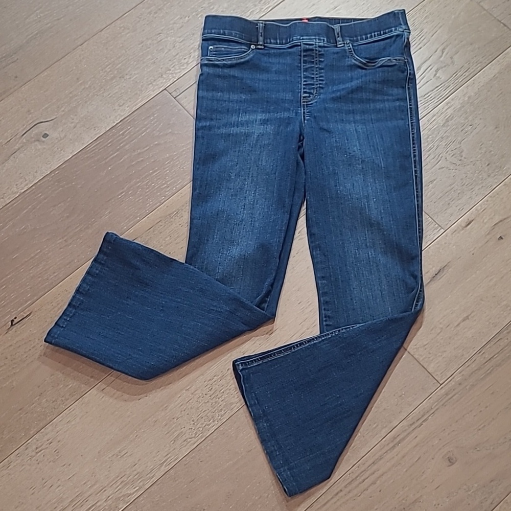 EUC SPANX Pull On Flare Jeans Women's sz L Mid Rise Short/Crop Shapewear Jeans